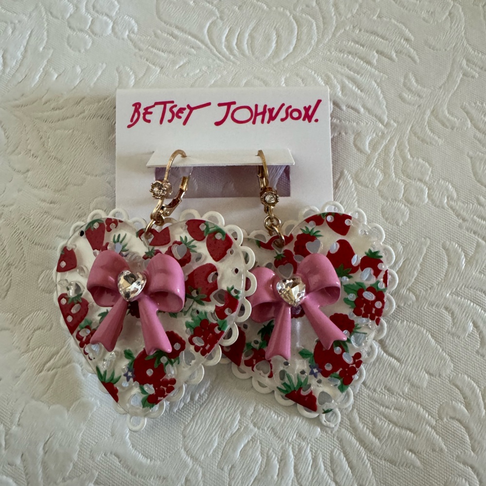 BETSEY JOHNSON DANGLE HEART STRAWBERRY EARRINGS
